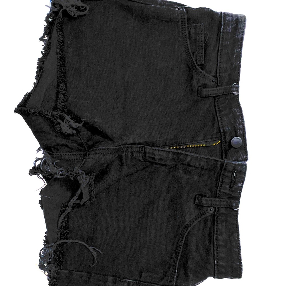 Super cute black jean shorts !✨